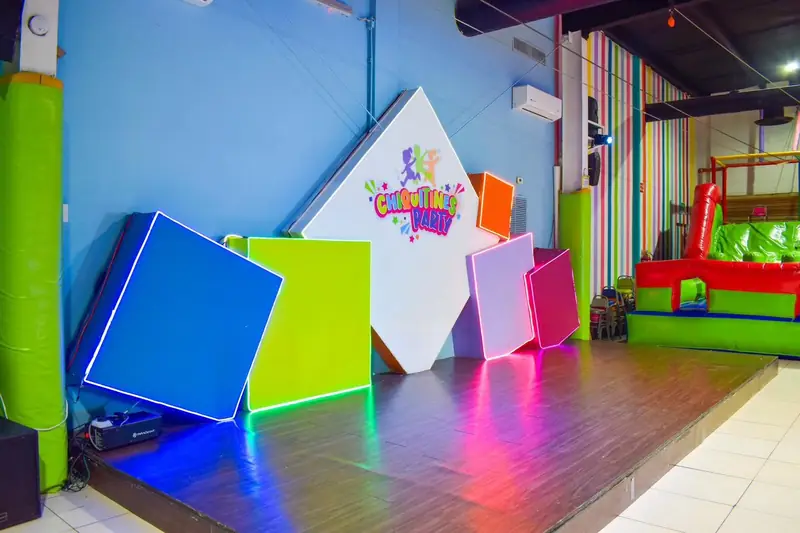 El escenario de neón del salón