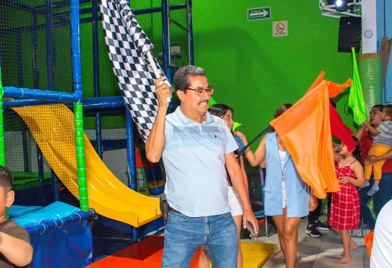 El animador con banderas durante el show